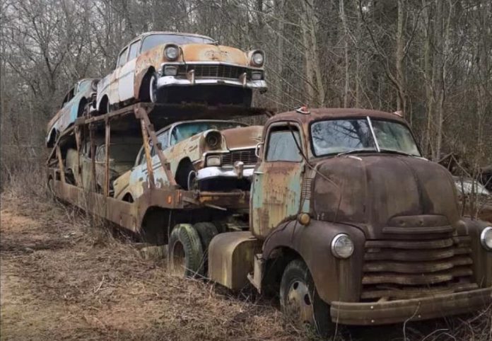 CAMINHÃO CEGONHA 1950 É ENCONTRADO ABANDONADO CARREGADO COM CARROS ANTIGOS